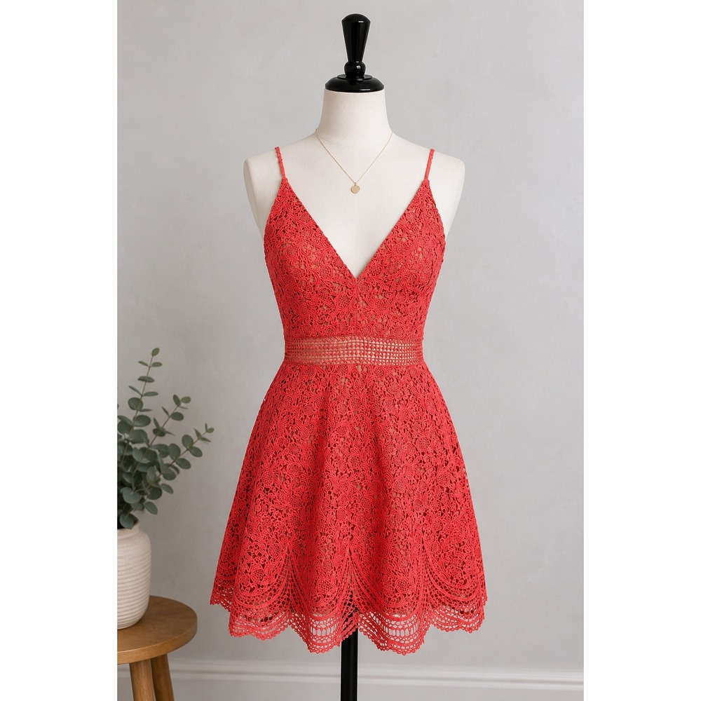NWT StyleStalker Amelie Mini Dress Coral Lace Scalloped Cocktail Wedding Guest S